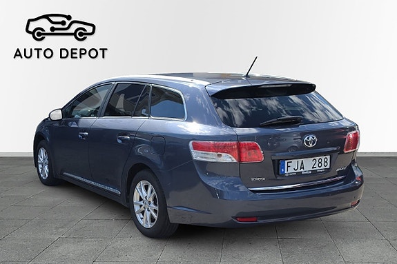 Toyota Avensis 4 of 5