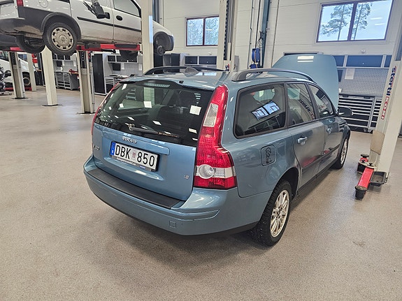 Volvo V50 3 of 5