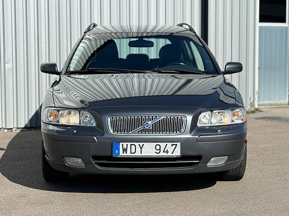 Volvo V70 3 of 5