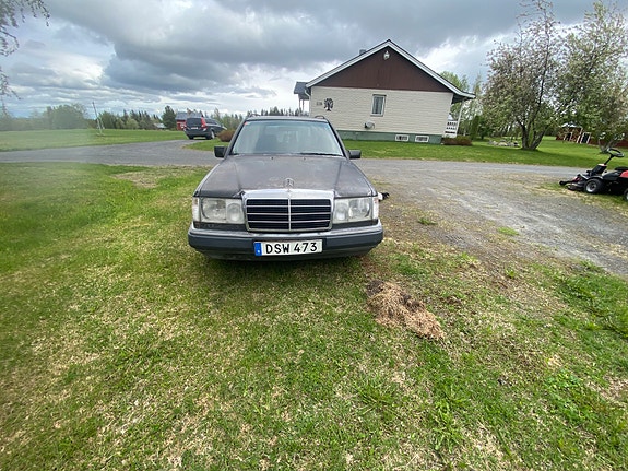 Mercedes-Benz 250 TD 3 of 5