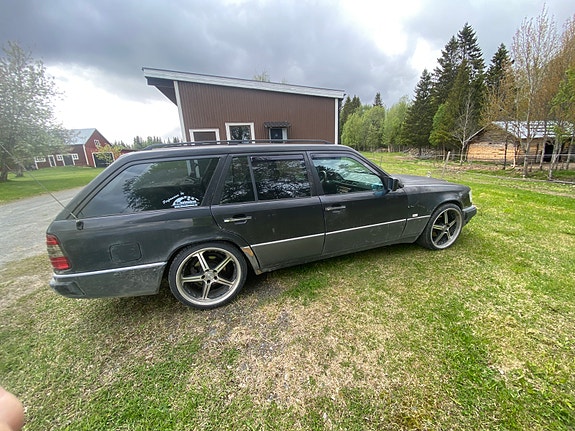 Mercedes-Benz 250 TD 4 of 5