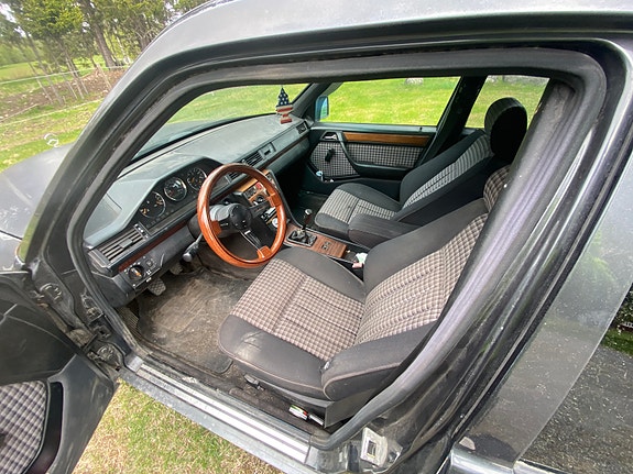 Mercedes-Benz 250 TD 7 of 8