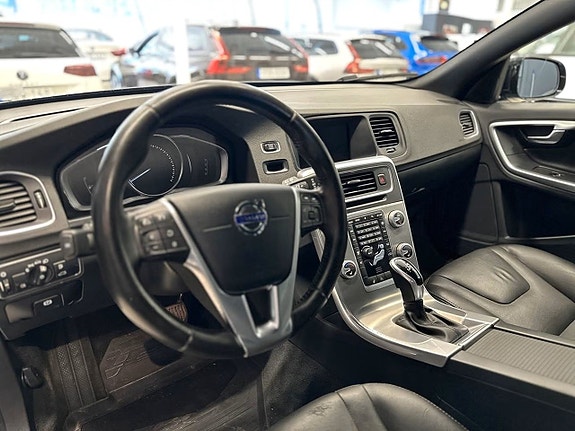 Volvo V60 Cross Country 8 of 15