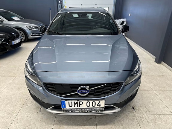 Volvo V60 Cross Country 3 of 5
