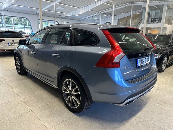 Volvo V60 Cross Country 4 of 5