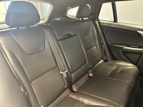 Volvo V60 Cross Country 13 of 15