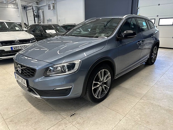 Volvo V60 Cross Country 2 of 5