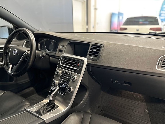 Volvo V60 Cross Country 7 of 15