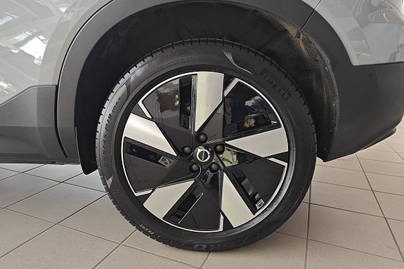 Volvo EX40 13 of 19