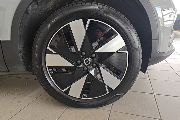 Volvo EX40 11 of 19