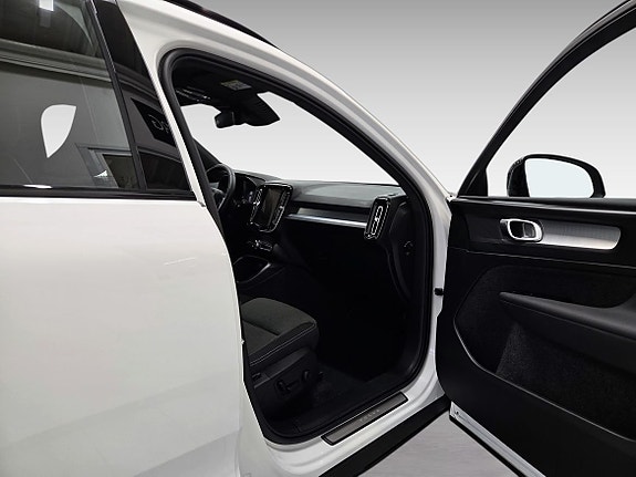 Volvo XC40 12 of 15