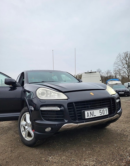 Porsche Cayenne Turbo 2 of 5