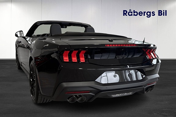 Ford Mustang 4 of 5