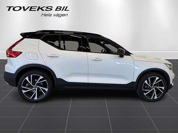 Volvo XC40 2 of 18