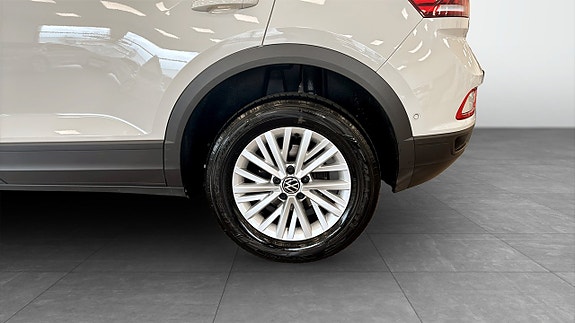 Volkswagen T-Roc 6 of 12