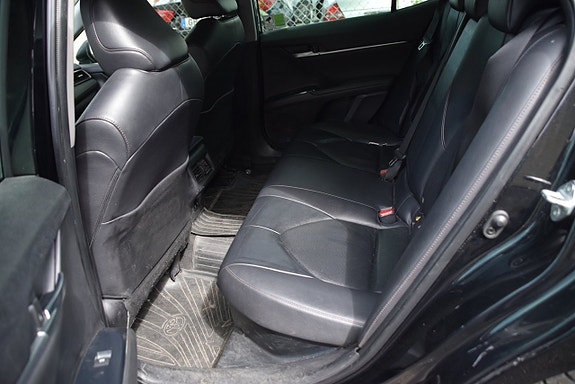 Toyota Camry 10 of 18