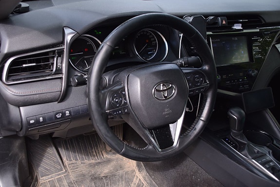 Toyota Camry 8 of 18