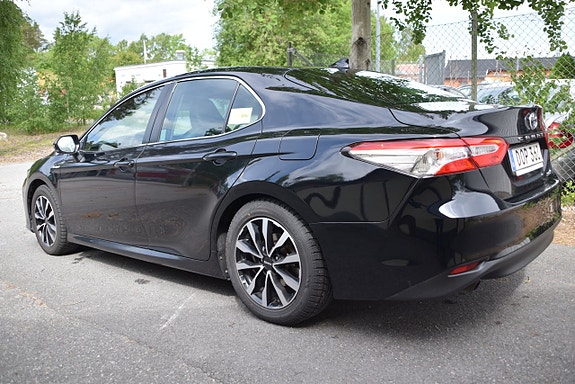 Toyota Camry 6 of 18