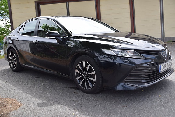 Toyota Camry 3 of 5