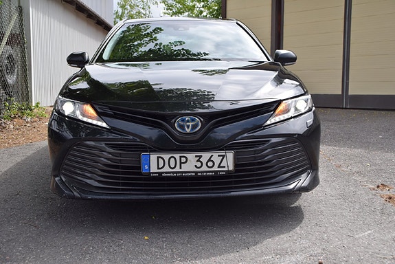 Toyota Camry 2 of 5