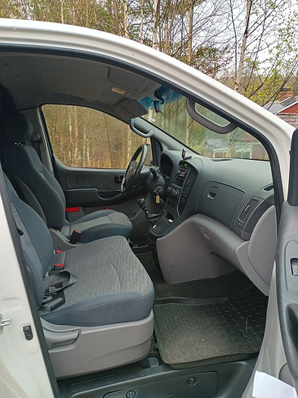 Hyundai H-1 2 of 5