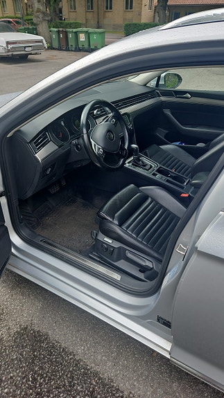Volkswagen Passat 2 of 3