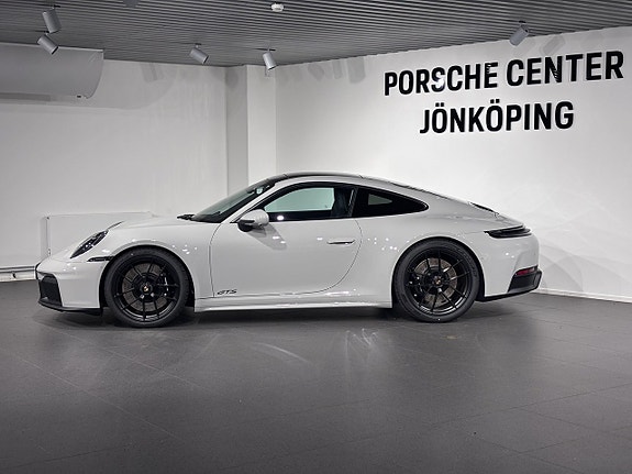 Porsche 911 Carrera 4 GTS 2 of 5