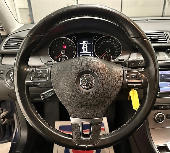 Volkswagen Passat 13 of 21