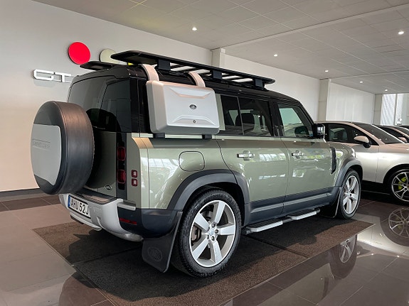 Land Rover Defender 110 8 of 16