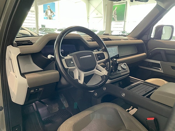 Land Rover Defender 110 9 of 16