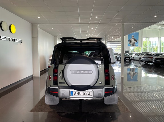 Land Rover Defender 110 7 of 16