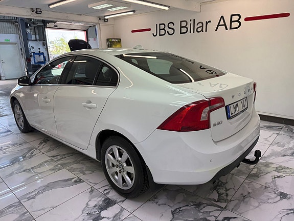 Volvo S60 4 of 5