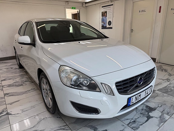 Volvo S60 2 of 5