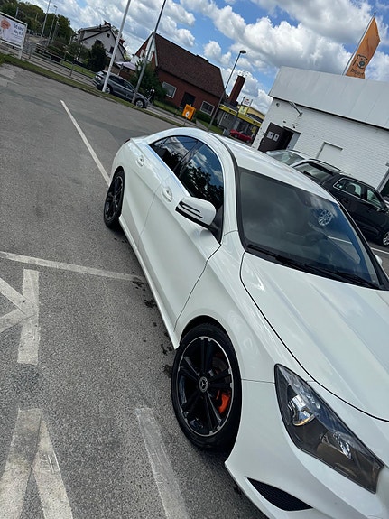 Mercedes-Benz CLA200 3 of 5