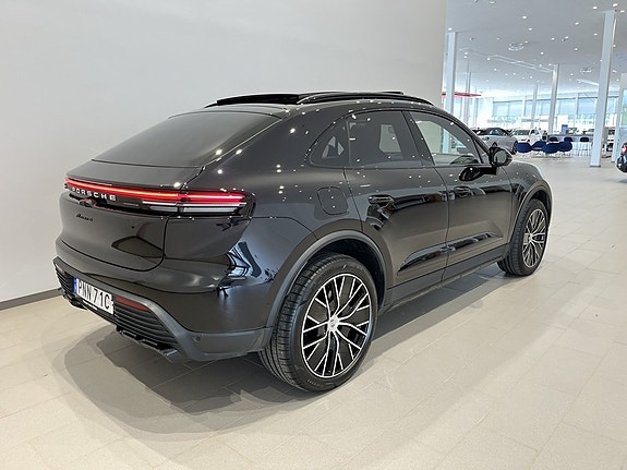 Porsche Macan 4 4 of 5