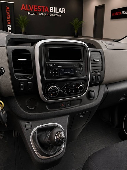 Nissan NV300 8 of 11