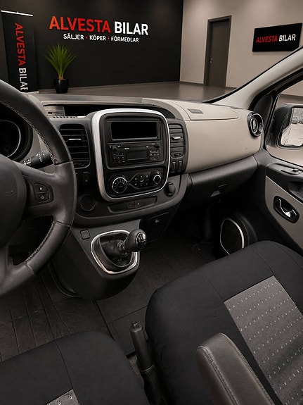 Nissan NV300 7 of 11