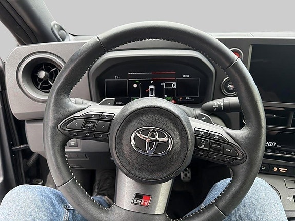 Toyota Yaris 9 of 13