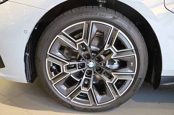 BMW 530e 4 of 18