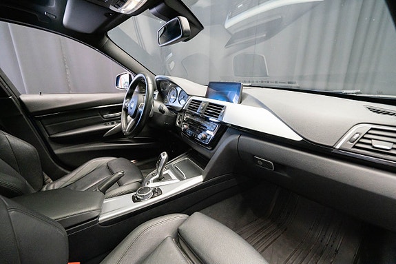 BMW 330e 14 of 25