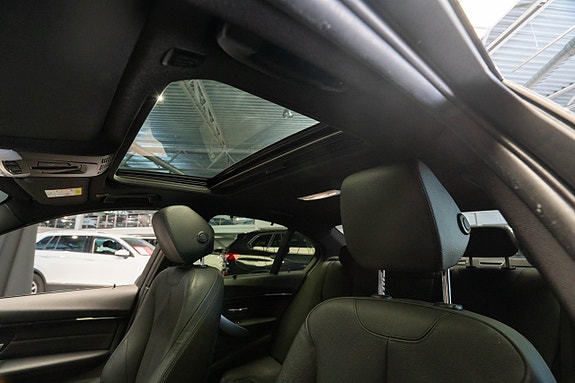 BMW 330e 12 of 25