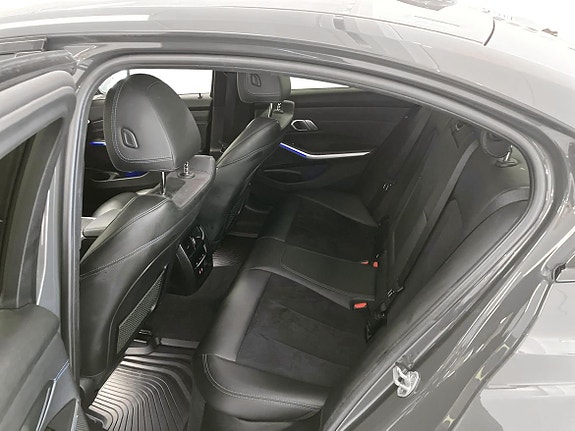 BMW 320i 7 of 17