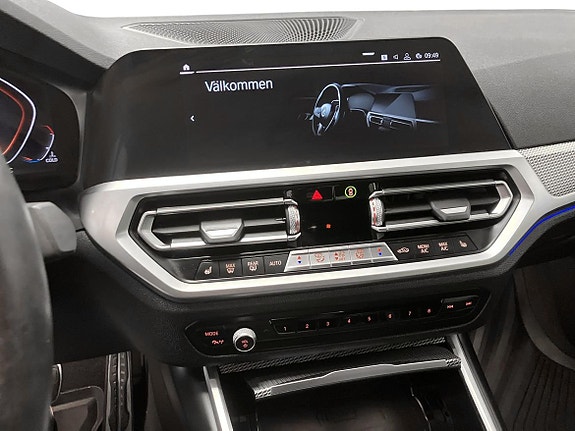 BMW 320i 9 of 17