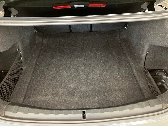 BMW 320i 16 of 17