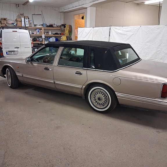 Lincoln Town Car 2 of 4