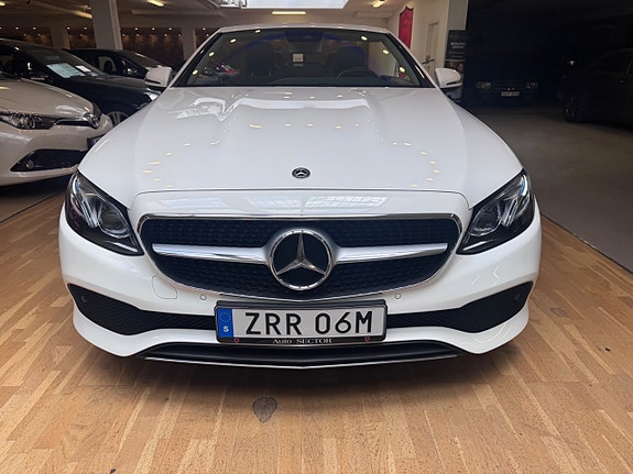 Mercedes-Benz E200 3 of 5