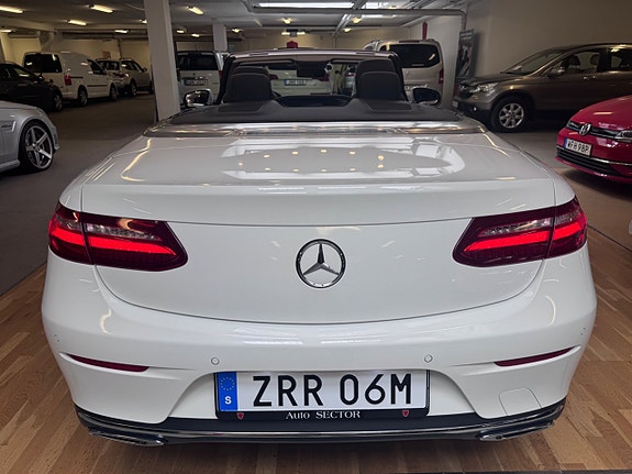 Mercedes-Benz E200 4 of 5