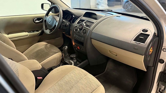 Renault Megane 12 of 15