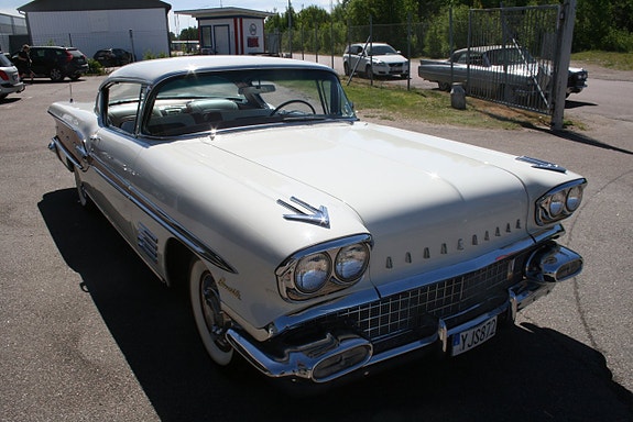 Pontiac Bonneville 4 of 24
