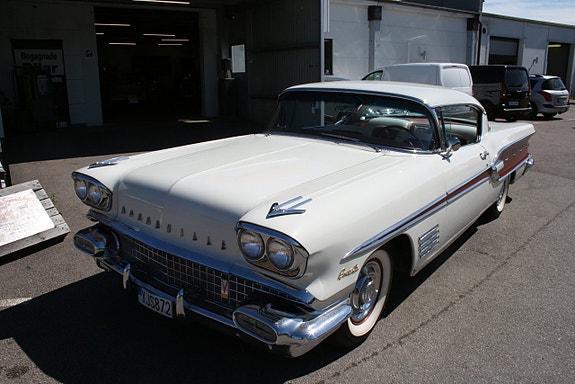 Pontiac Bonneville 2 of 24